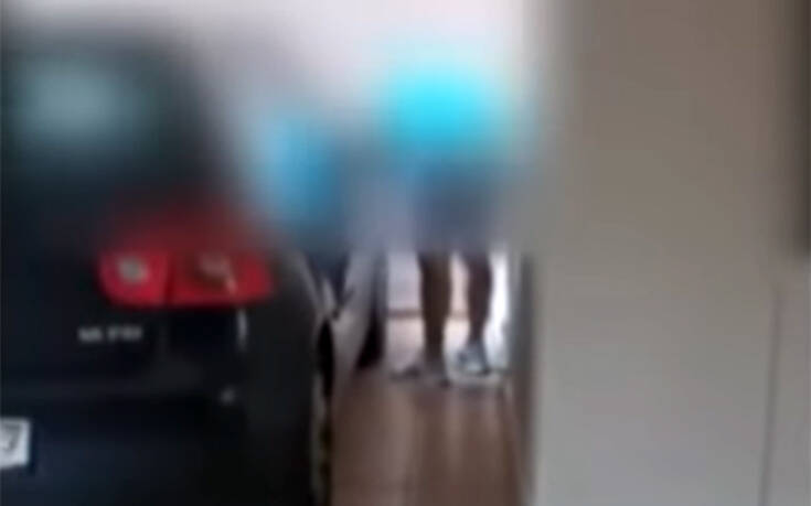 Πώς κλείδωσαν στην πολυκατοικία τους διαρρήκτες στη Νέα Σμύρνη &#8211; Το βίντεο ντοκουμέντο με τους δράστες