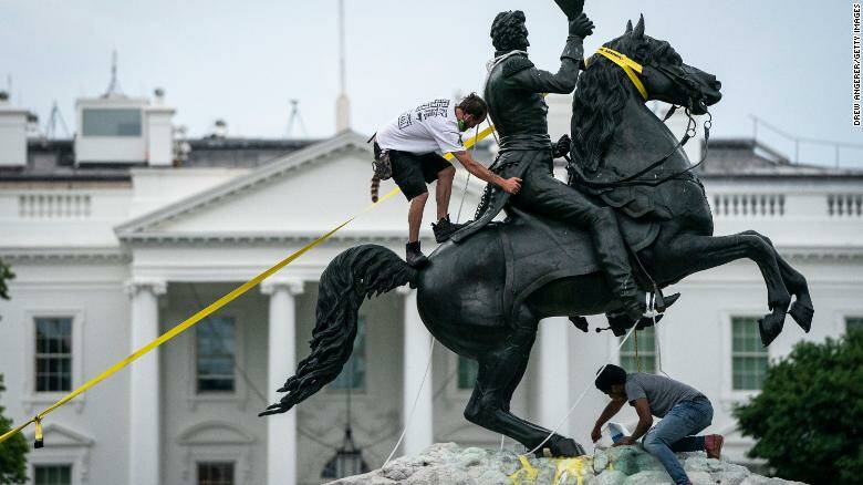 ΗΠΑ: Ποινική δίωξη σε τέσσερα άτομα που προσπάθησαν να ρίξουν άγαλμα του Άντριου Τζάκσον