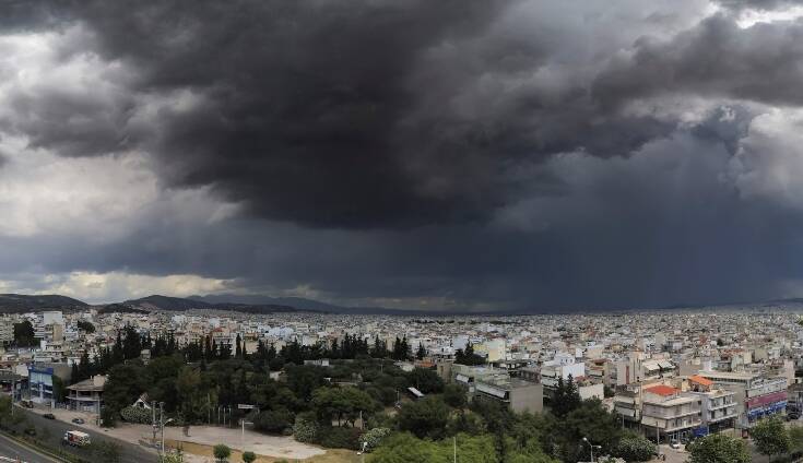 Νέφος 10 χιλιομέτρων έπληξε σήμερα την Αττική – Καταιγίδες, χαλάζι και πολύ νερό μέσα σε μία ώρα