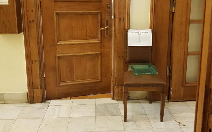 Αφήνουν τα διορθωμένα πρακτικά της Βουλής σε&#8230; καρέκλα