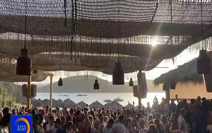 Τα μέτρα πήγαν περίπατο και πάλι στη Μύκονο – Νέες εικόνες συνωστισμού στο νησί των ανέμων