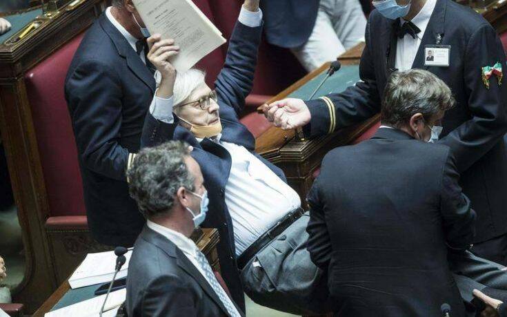 Χαμός στο ιταλικό κοινοβούλιο