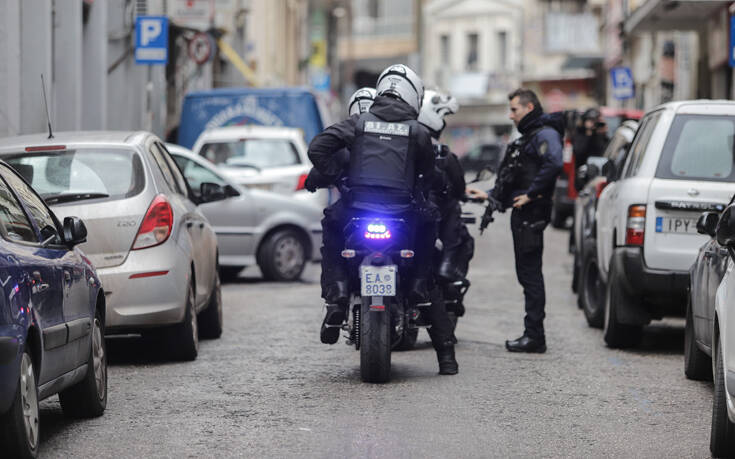 Κινηματογραφική καταδίωξη στο κέντρο της Αθήνας – Συνελήφθη διακινητής που μετέφερε στοιβαγμένους 15 μετανάστες σε βαν