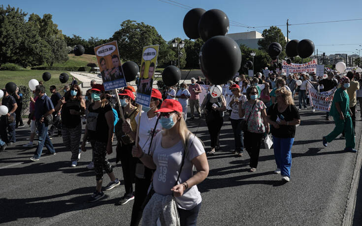 Πορεία των υγειονομικών στο υπουργείο Υγείας