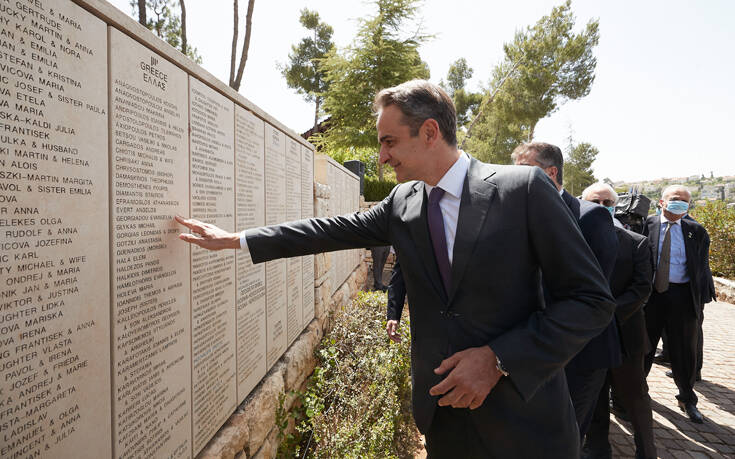 Η συγκινητική στιγμή του Κυριάκου Μητσοτάκη στο Κήπο των Δικαίων