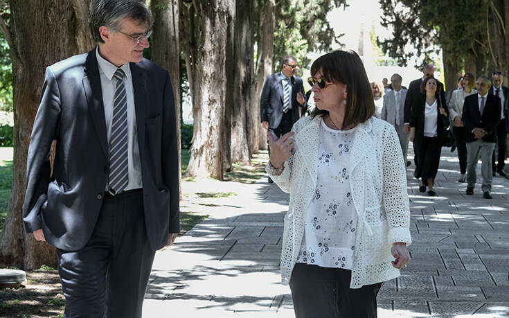Συνάντηση Σακελλαροπούλου – Τσιόδρα για τα επόμενα βήματα έναντι του κορονοϊού