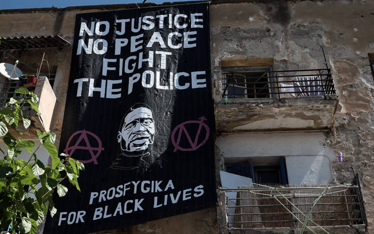 Τζορτζ Φλόιντ: Το πανό για τον δολοφονημένο Αφροαμερικανό στα προσφυγικά της Λεωφόρου Αλεξάνδρας