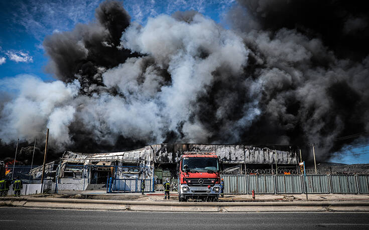 «Μαύρισε» ο ουρανός από τους καπνούς στον Ασπρόπυργο: Φωτογραφίες από το σημείο της φωτιάς