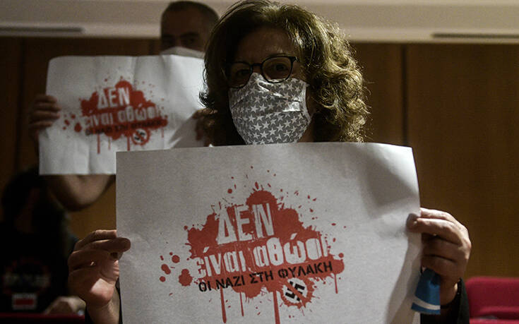Δίκη Χρυσής Αυγής: Μία βουβή αλλά τόσο δυνατή διαμαρτυρία &#8211; «Δεν είναι αθώοι, οι ΝΑΖΙ στη φυλακή»