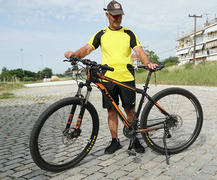 Ο 75χρονος από τη Δράμα που διανύει κάθε μέρα 100 χιλιόμετρα με το ποδήλατο