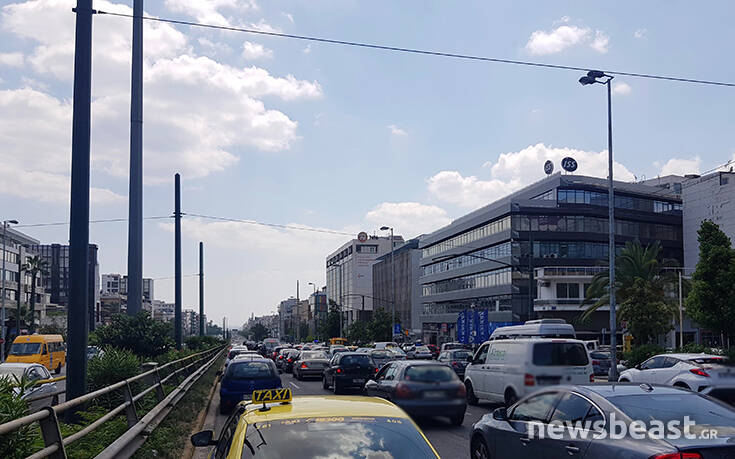 Κυκλοφοριακό κομφούζιο τώρα στη λεωφόρο Συγγρού λόγω τροχαίου