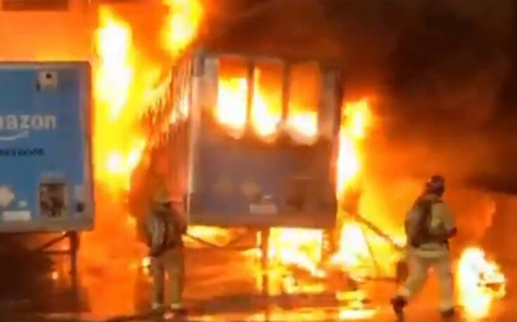 Εικόνες από τη μεγάλη φωτιά σε αποθήκες στην Καλιφόρνια – Πληροφορίες ότι ανήκουν στην Amazon