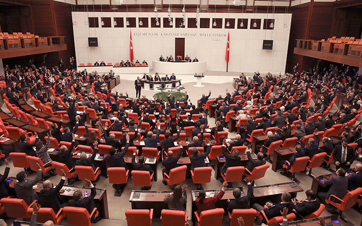 Τουρκία: Καθαιρέθηκαν τρεις βουλευτές της αντιπολίτευσης, για «πραξικόπημα» κάνουν λόγο τα κόμματα τους 