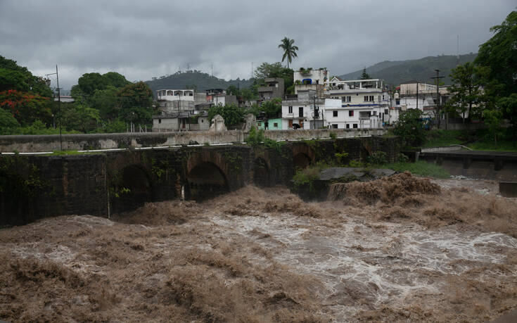 Σφυροκοπεί Ελ Σαλβαδόρ και Γουατεμάλα η τροπική καταιγίδα Αμάντα &#8211; Δέκα νεκροί