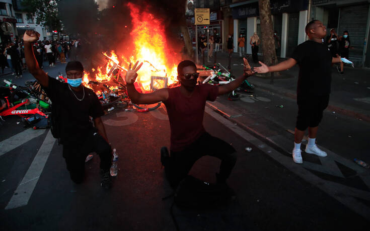 Συγκρούσεις και δακρυγόνα και στο Παρίσι: Οδοφράγματα και συλλήψεις σε αντιρατσιστική πορεία