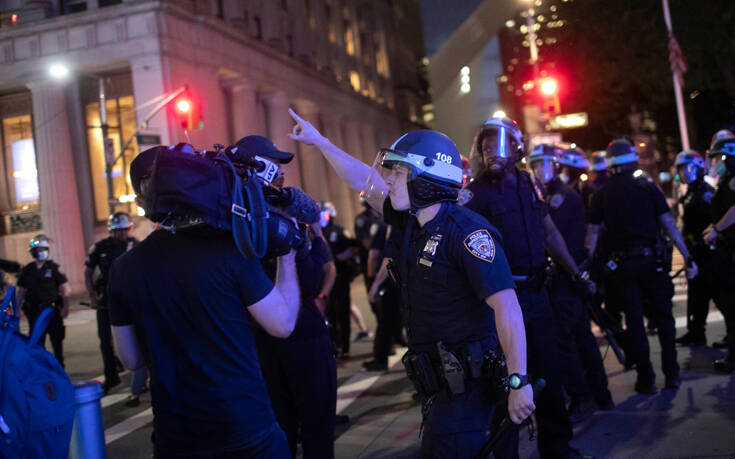 Χάος στις ΗΠΑ:  Ένας νεκρός και τραυματίες από αστυνομικά πυρά στη Νέα Υόρκη – Πάνω από 700 συλληφθέντες
