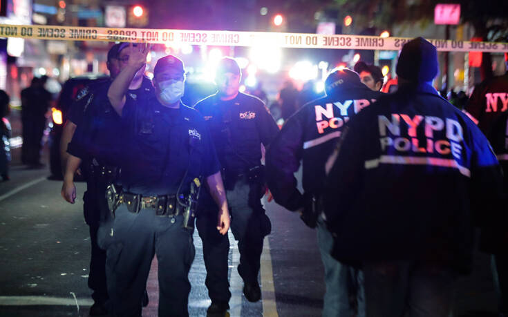 Πυροβολισμοί κατά αστυνομικού στη Νέα Υόρκη, άλλος ένας μαχαιρώθηκε στο Μπρούκλιν