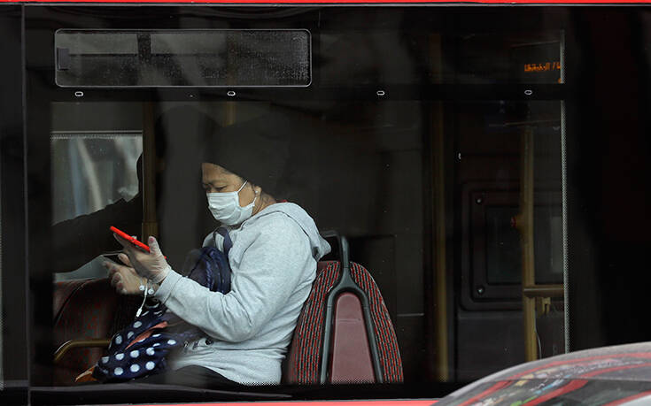 Νέες οδηγίες του ΠΟΥ: Να φοράτε μάσκα σε δημόσιους χώρους
