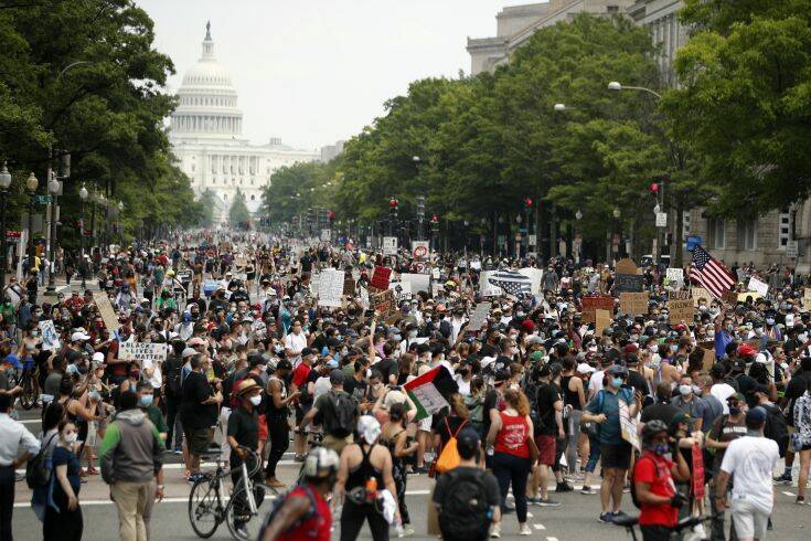 Ηρεμία σε όλες τις αντιρατσιστικές διαδηλώσεις στις ΗΠΑ για τη δολοφονία του Τζορτζ Φλόιντ