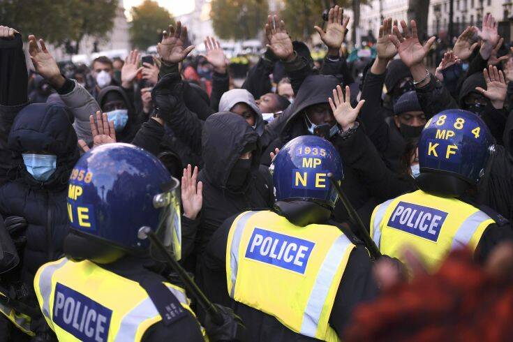 Μεγάλη Βρετανία: 14 αστυνομικοί τραυματίστηκαν στις αντιρατσιστικές διαδηλώσεις στο Λονδίνο