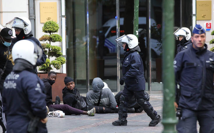 Σοκ στο Βέλγιο με τη φωτογραφία αστυνομικών να πατούν έφηβο με τα γόνατά τους