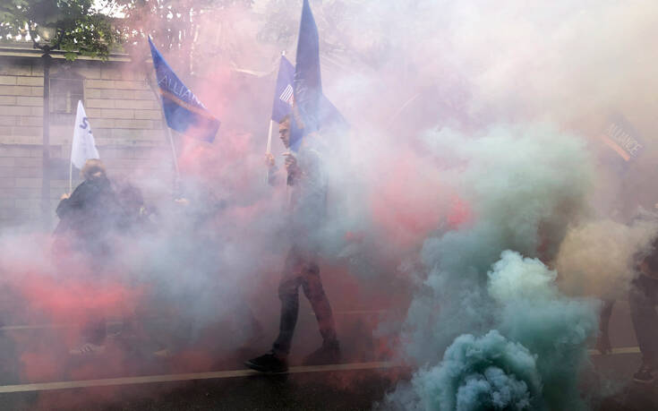 Αστυνομικοί διαδηλώνουν στο Παρίσι: Διαφωνούν με την απαγόρευση της λαβής στον λαιμό