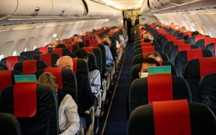 Οι επιβάτες των αμερικανικών αεροσκαφών που αρνούνται να φορέσουν μάσκα θα χάνουν τα προνόμια τους