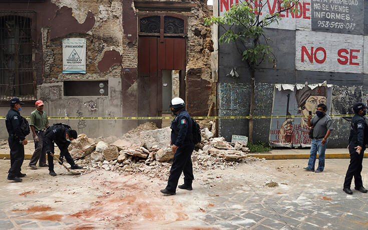 Ισχυρός σεισμός στο Μεξικό: Κατέρρευσαν κτίρια, τουλάχιστον ένας νεκρός και τραυματίες