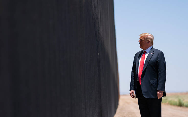 Επιχείρηση τόνωσης της προεκλογικής εκστρατείας από τον Τραμπ, επισκέφθηκε και το τείχος με το Μεξικό