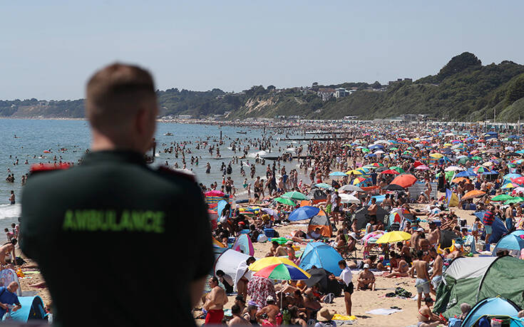 Απίστευτες εικόνες στη Βρετανία: Επέμβαση της αστυνομίας για τους χιλιάδες που στριμώχτηκαν στις παραλίες