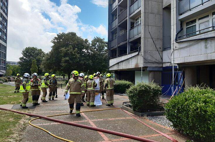 Συναγερμός στο Λονδίνο: Φωτιά σε συγκρότημα πολυκατοικιών