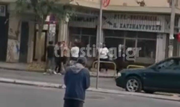 Βίντεο ντοκουμέντο από επίθεση σε άνδρα στη Θεσσαλονίκη – Τον χτυπούν με ξύλα στη μέση του δρόμου