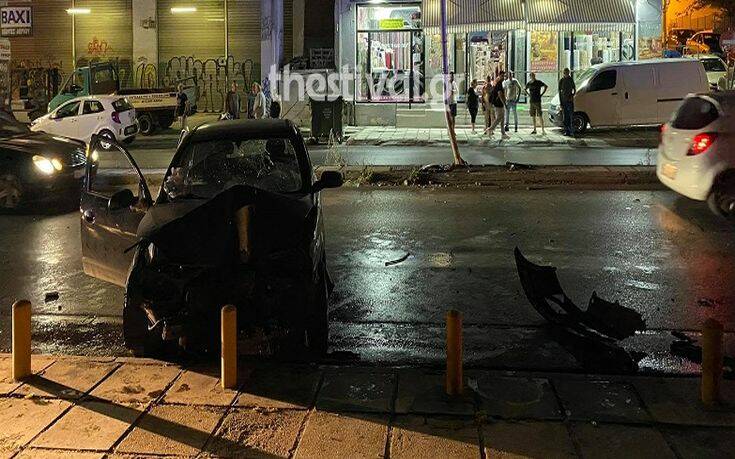Θεσσαλονίκη: Αυτοκίνητο καρφώθηκε σε κολόνα &#8211; Εγκλωβίστηκε η συνοδηγός