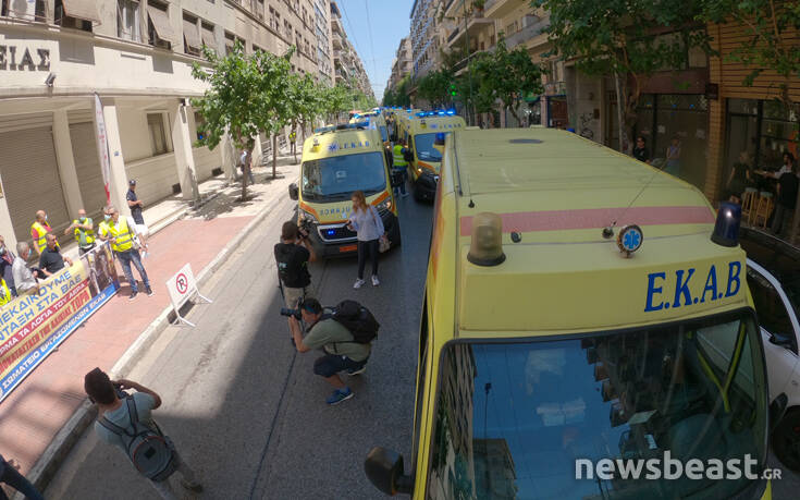 Διαμαρτυρία με ασθενοφόρα του ΕΚΑΒ έξω από το υπουργείο Υγείας