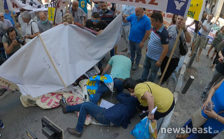 Ένταση έξω από το υπουργείο Οικονομικών &#8211; Χτύπησαν τον πρόεδρο της ΠΟΕΔΗΝ