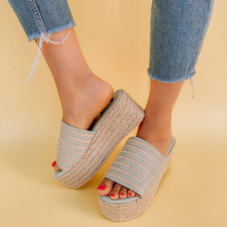 Το IQ Shoes ανανέωσε την εμφάνιση του και ήρθε η ώρα να ανανεώσετε και εσείς τη συλλογή των παπουτσιών σας