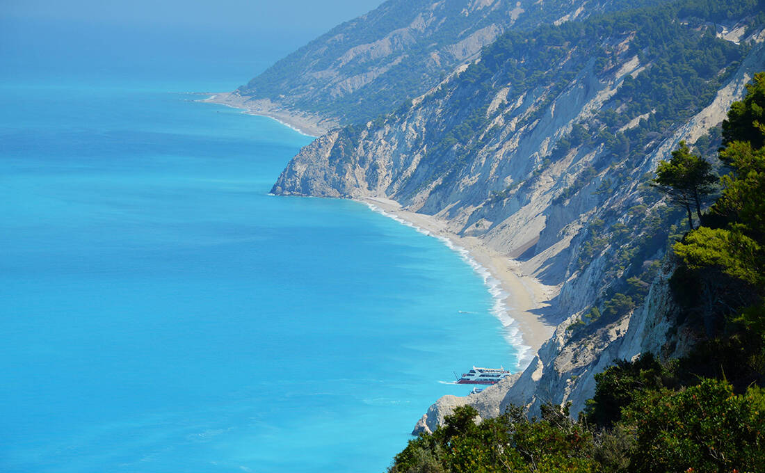 Μία από τις πιο θεαματικές παραλίες της χώρας βρίσκεται στη Λευκάδα