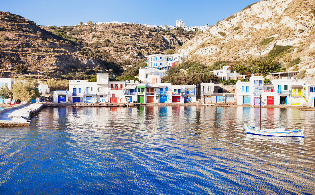 Το ψαροχώρι της Μήλου που μοιάζει με πίνακα ζωγραφικής