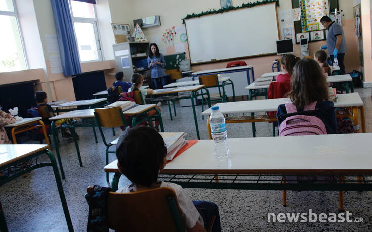 Φωτογραφίες από την επιστροφή στα θρανία και των τελευταίων μαθητών: Αντισηπτικά και αποστάσεις σε δημοτικά και νηπιαγωγεία