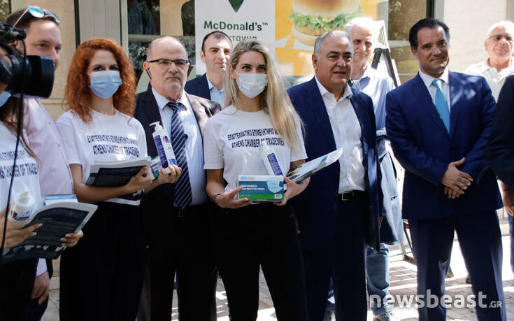 Άδωνις και Πατούλης μοίρασαν μάσκες και αντισηπτικά στο κέντρο της Αθήνας