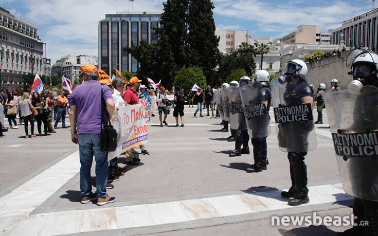 Εικόνες από τη διαμαρτυρία των εκπαιδευτικών έξω από τη Βουλή