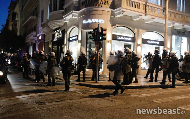 Πορεία για τον Τζόρτζ Φλόιντ στην Αθήνα: Φωτιές, μολότοφ, σπασμένες βιτρίνες και προσαγωγές