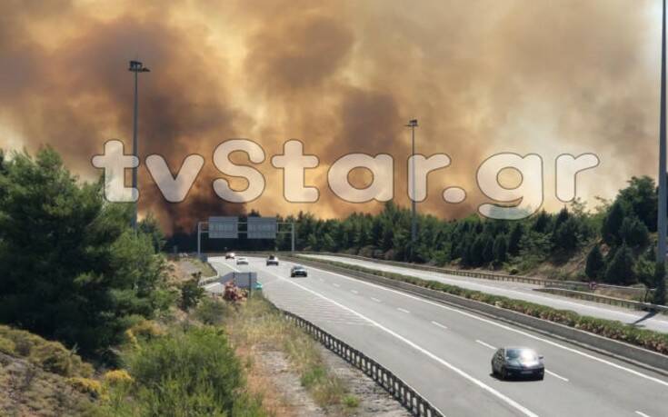 Φωτιά στο Μαρτίνο Φθιώτιδας: Διακόπηκε η κυκλοφορία στην εθνική οδό