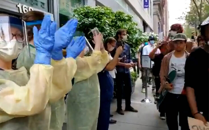 Τζορτζ Φλόιντ: Συγκλονιστικές εικόνες με προσωπικό νοσοκομείου της Νέας Υόρκης να χειροκροτεί τους διαδηλωτές