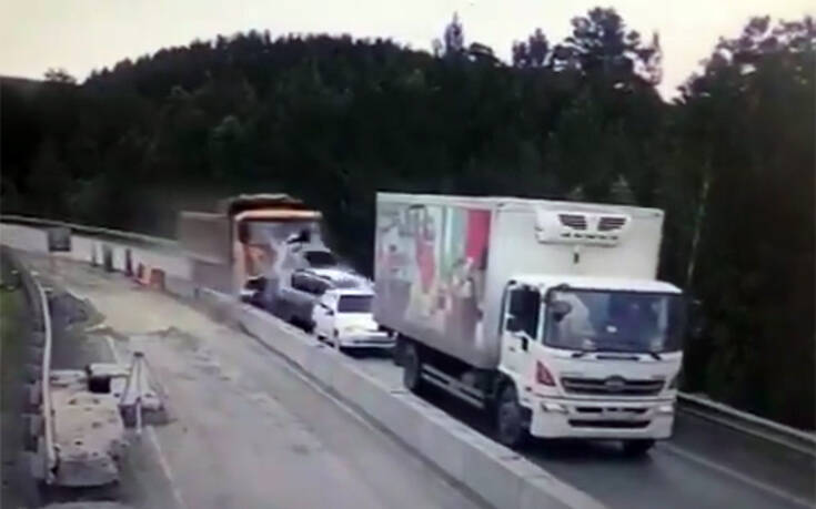 Σοκαριστικό βίντεο: Φορτηγό έπεσε πάνω σε 5 οχήματα
