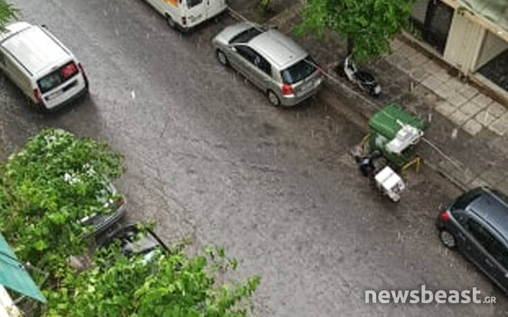 Κακοκαιρία στην Αττική: Σύντομη καταιγίδα με κεραυνούς, μαύρο ουρανό και… ήλιο