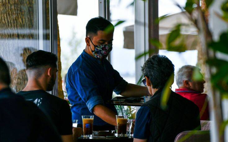 ΦΠΑ: Σε ποια προϊόντα και υπηρεσίες μειώνεται από σήμερα στο 13% – Τι ισχύει για τα εισιτήρια των μέσων μεταφοράς