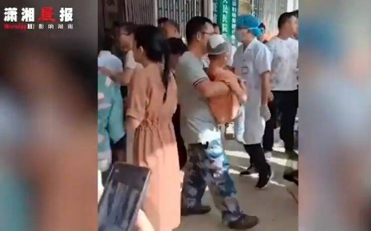 Φύλακας σχολείου στην Κίνα έβγαλε μαχαίρι και σκόρπισε τον τρόμο