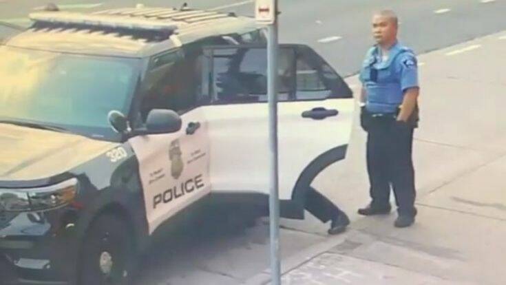 George Floyd: Νέο βίντεο δείχνει τους αστυνομικούς να τον χτυπούν και μέσα στο περιπολικό