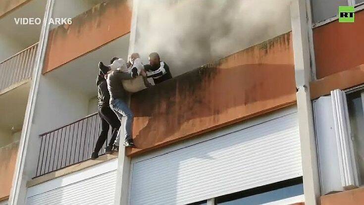 Νεαροί Γάλλοι σκαρφαλώνουν αστραπιαία σε μπαλκόνι και σώζουν ηλικιωμένο κύριο από φλεγόμενο κτίριο